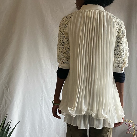 Vintage Off white pleated blouse with pearl buttons - Picture 12 of 17